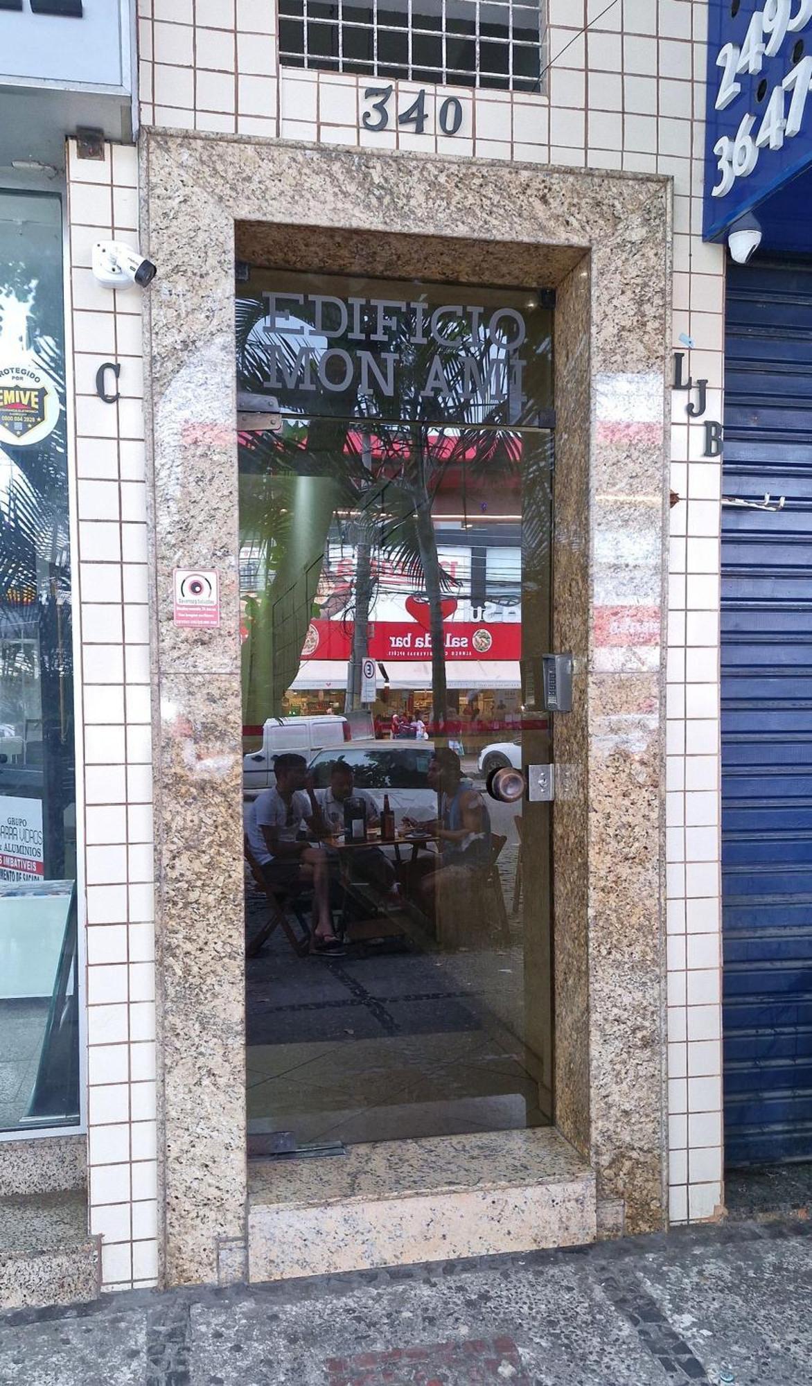 E Sala Proximo A *